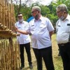 Bupati Kuningan saat melihat ekonomi kreatif yang Desa Cibuntu 